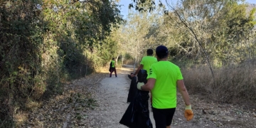 Veïns d’Altea realitzen una recollida de brossa al Riu Algar aquest dissabte al matí