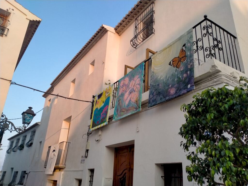 L’exposició Balconades d’Altea recorre diversos pobles i arriben hui a Benimantell. L’exposició Balconades d’Altea recorre diversos pobles i arriben hui a Benimantell.