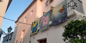 L’exposició Balconades d’Altea recorre diversos pobles i arriben hui a Benimantell.