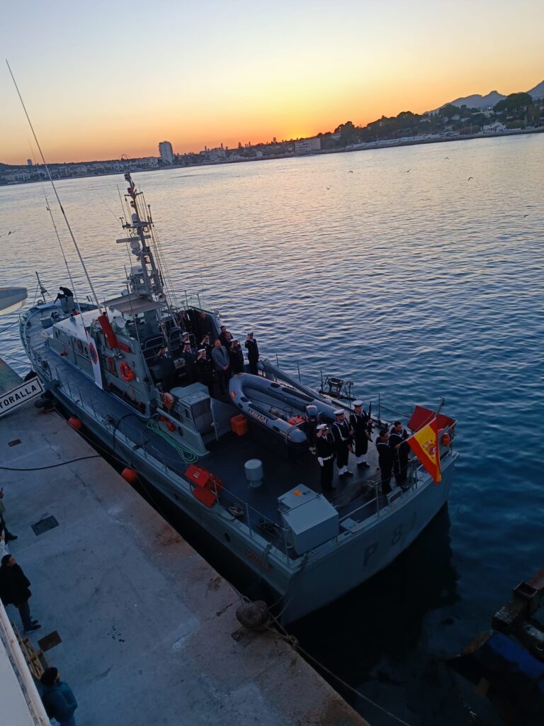 Ens ha visitat el buque de l’armada al port d’Altea.