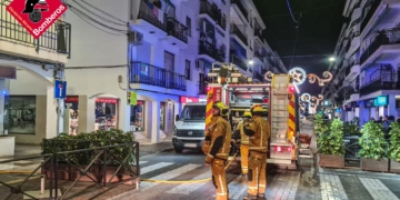 Els bombers extingeixen un incendi en una vivenda a Altea mentre la policia local procedeix al desallotjament preventiu