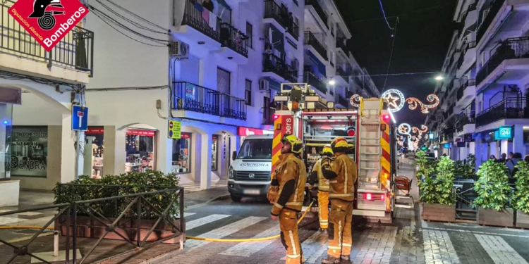 Els bombers extingeixen un incendi en una vivenda a Altea mentre la policia local procedeix al desallotjament preventiu