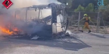 VIDEO. Incendi en un microbús a CV-755 a Altea La Vella és controlat pels Bombers