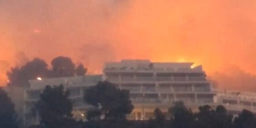 30 veïns han hagut de ser evacuats aquest dissabte a la població alacantina d’Altea i s’han hagut de tallar l’AP-7 i la N-332 a causa d’un incendi.