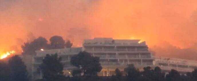 30 veïns han hagut de ser evacuats aquest dissabte a la població alacantina d’Altea i s’han hagut de tallar l’AP-7 i la N-332 a causa d’un incendi.