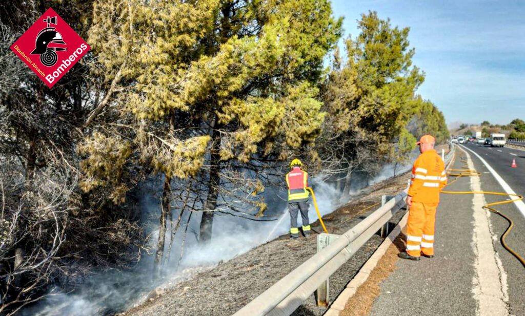 Nou incendi a Altea: Ràpida resposta dels Bombers en l’ AP-7 Nou incendi a Altea: Ràpida resposta dels Bombers en l’ AP-7