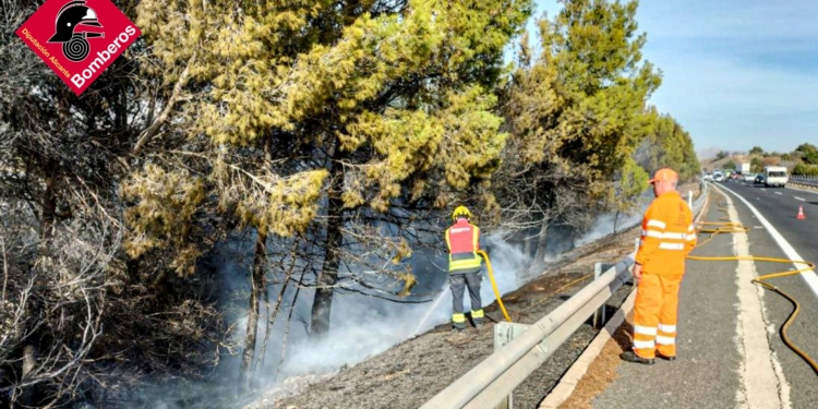Nou incendi  a Altea: Ràpida resposta dels Bombers en l’ AP-7