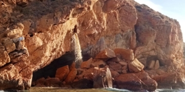 Torna a aigües de Benidorm la coneguda cascada de la merda al parc natural de la Serra Gelada. Torna a aigües de Benidorm la coneguda cascada de la merda al parc natural de la Serra Gelada.