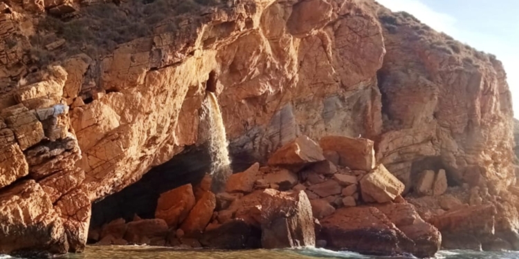 Torna a aigües de Benidorm la coneguda cascada de la merda al parc natural de la Serra Gelada. Torna a aigües de Benidorm la coneguda cascada de la merda al parc natural de la Serra Gelada.