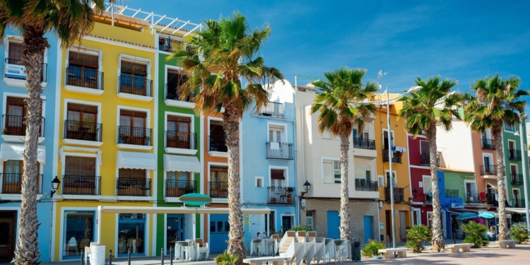 Tres persones mortes i quinze ferides en l’incendi d’un pis a la Vila Joiosa