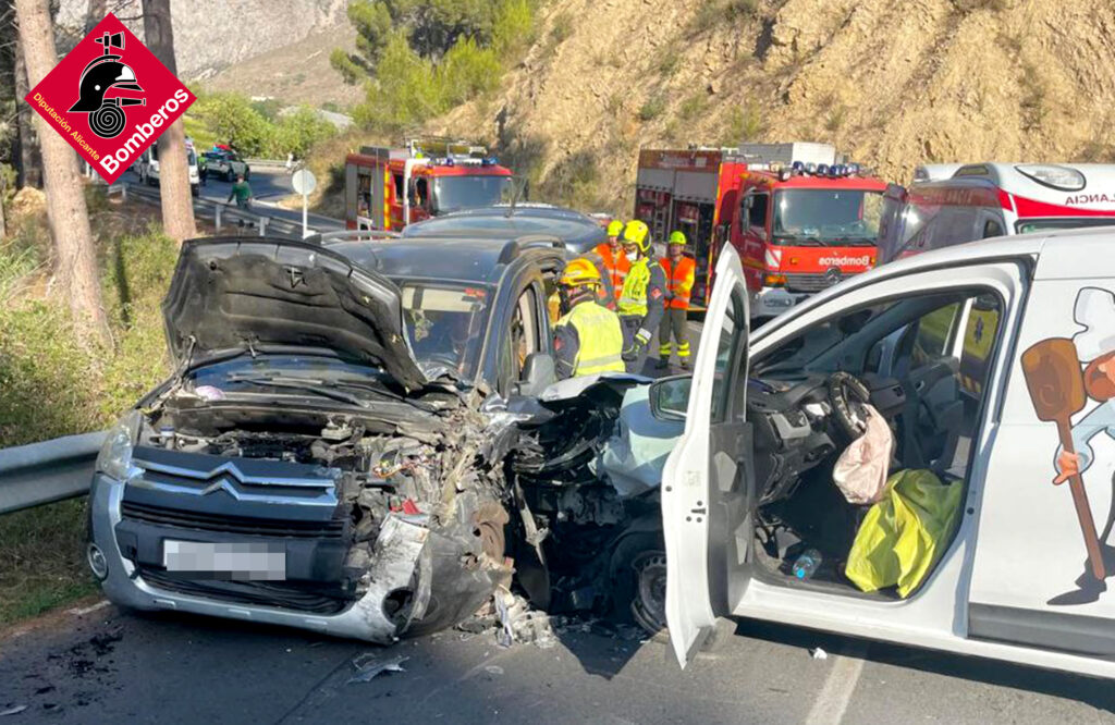 Accident entre Callosa d’En Sarrià i Bolulla: Bombers Rescaten a Dues Persones Atrapaes Accident entre Callosa d’En Sarrià i Bolulla: Bombers Rescaten a Dues Persones Atrapaes