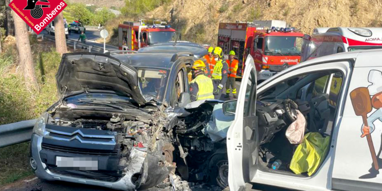 Accident entre Callosa d’En Sarrià i Bolulla: Bombers Rescaten a Dues Persones Atrapaes