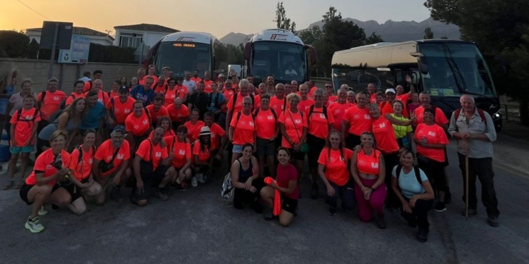 Més de 150 senderistes han participat en la XVI Caminada Nocturna de Guadalest fins a les platges d’Altea