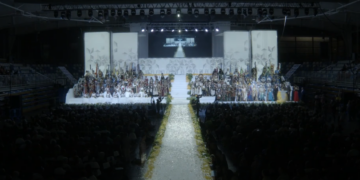 Un Palau dels Esports ple de gom a gom, dona una calorosa benvinguda als Moros i Cristians