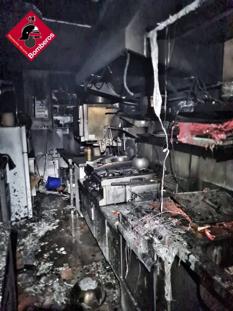 Incendi al Casc Històric d’Altea: Els Bombers controlen les flames en un restaurant Incendi al Casc Històric d’Altea: Els Bombers controlen les flames en un restaurant