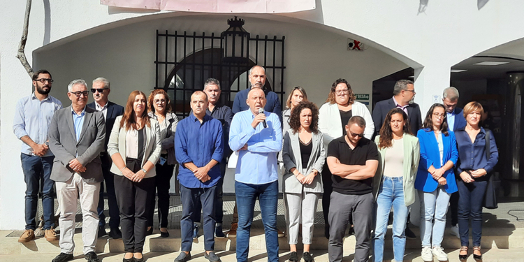 Hui, dilluns 4 de novembre, a les 12.00h, a la plaça de l’Ajuntament, cinc minuts de silenci ,en respecte a les centenars de víctimes de la Dana