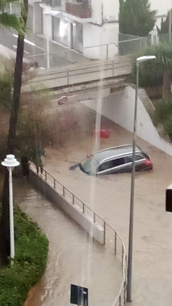 Alerta taronja per plutges: inundacions i vies tallades per les fortes pluges [Vídeos]