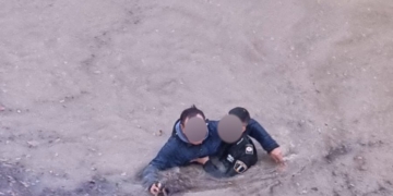 Un policia local d’Altea rescata un home d’un cotxe atrapat en les inundacions