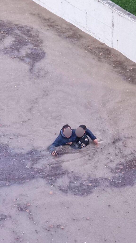 Un policia local d’Altea rescata un home d’un cotxe atrapat en les inundacions