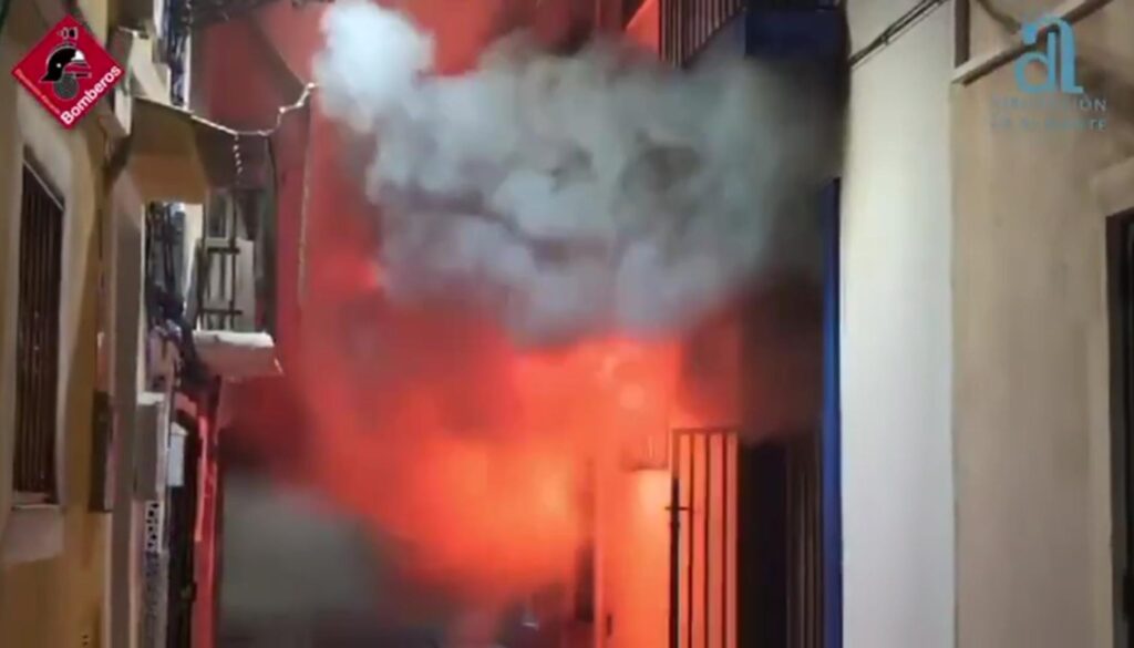 Incendi en una vivenda de la Vila Joiosa mobilitza quatre dotacions de bombers