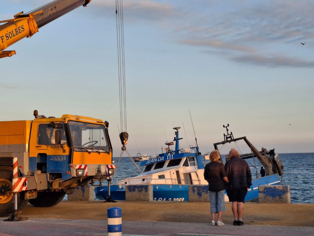Un barc pesquer encalla a la costa d’Altea