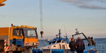 Un barc pesquer encalla a la costa d’Altea Un barc pesquer encalla a la costa d’Altea