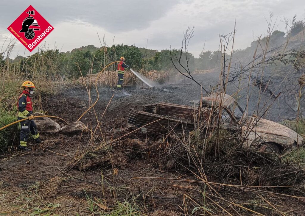 Els bombers extingeixen un incendi a Altea i salven una pinada
