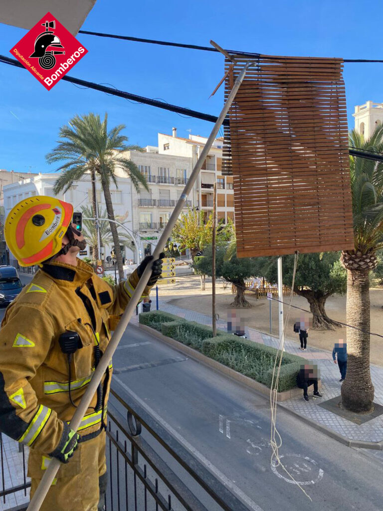 Els Bombers treballen intensament en assistències tècniques per forts vents a la comarca