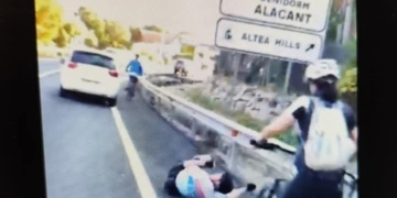 Atropellen a un ciclista i es donen a la fuga en Altea [Video]