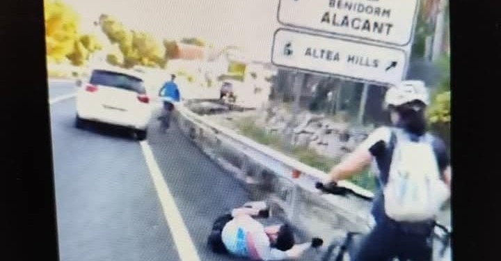 Atropellen a un ciclista i es donen a la fuga en Altea [Video]