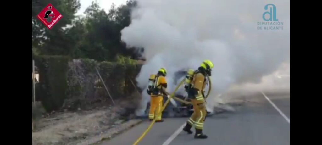 Un incendi de vehicle a la CV-760, a l’altura d’Altea, mobilitza els bombers [Video]