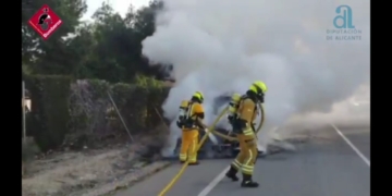 Un incendi de vehicle a la CV-760, a l’altura d’Altea, mobilitza els bombers [Video]