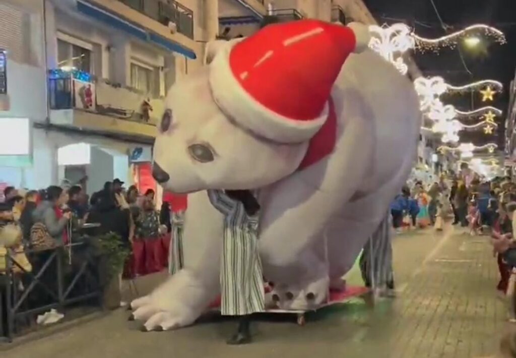 La cavalcada d’Altea viral amb el graciós moment del animal “hivernant”