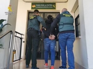 La Guàrdia Civil deté a un jove per huit robatoris amb força a Calp La Guàrdia Civil deté a un jove per huit robatoris amb força a Calp