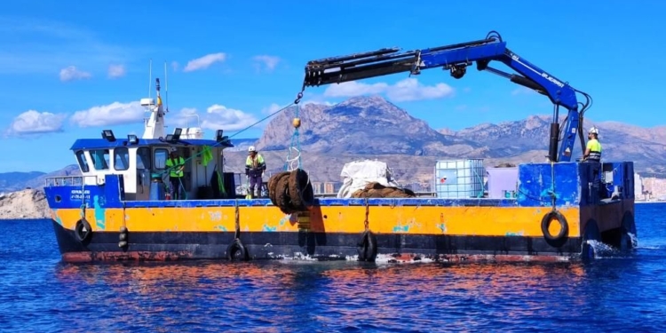 Retiren xarxes de pesca i altres restes perdudes en l’entorn litoral del Parc Natural de Serra Gelada per a la restauració de fons marins