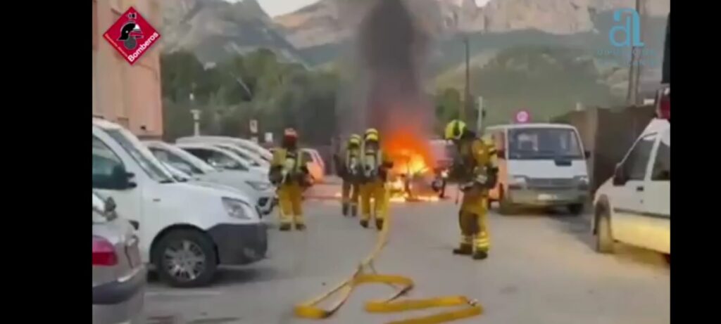 [Video] Un incendi de vehicle a Callosa d’en Sarrià afecta diversos cotxes estacionats