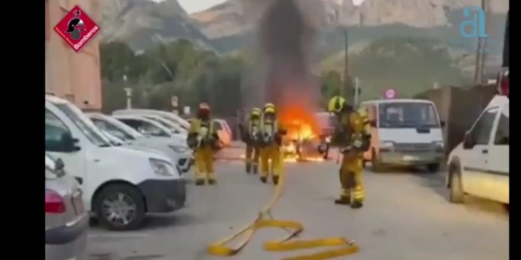 [Video] Un incendi de vehicle a Callosa d’en Sarrià afecta diversos cotxes estacionats