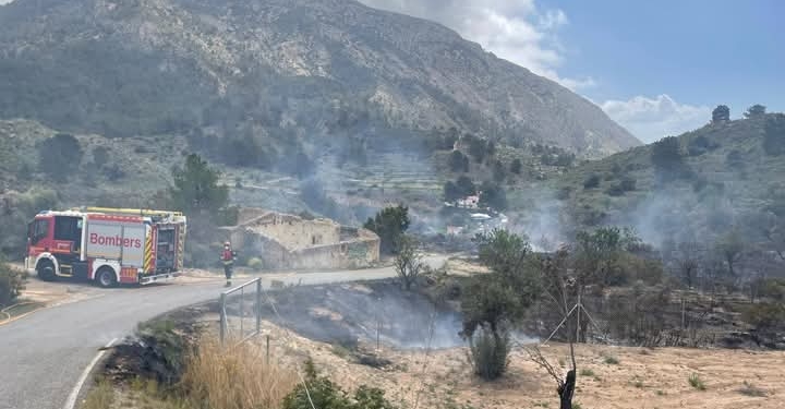 Controlat l’incendi de vegetació declarat a Orxeta