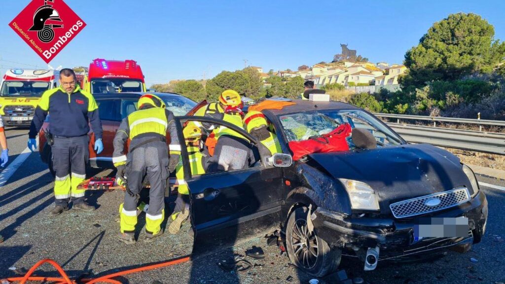 Nou ferits en un accident entre dos cotxes a l’AP-7 a Finestrat