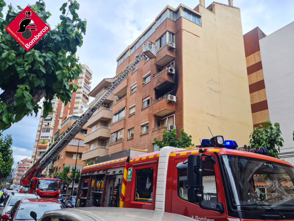 Sofocat un incendi al balcó d’un habitatge a Benidorm Sofocat un incendi al balcó d’un habitatge a Benidorm