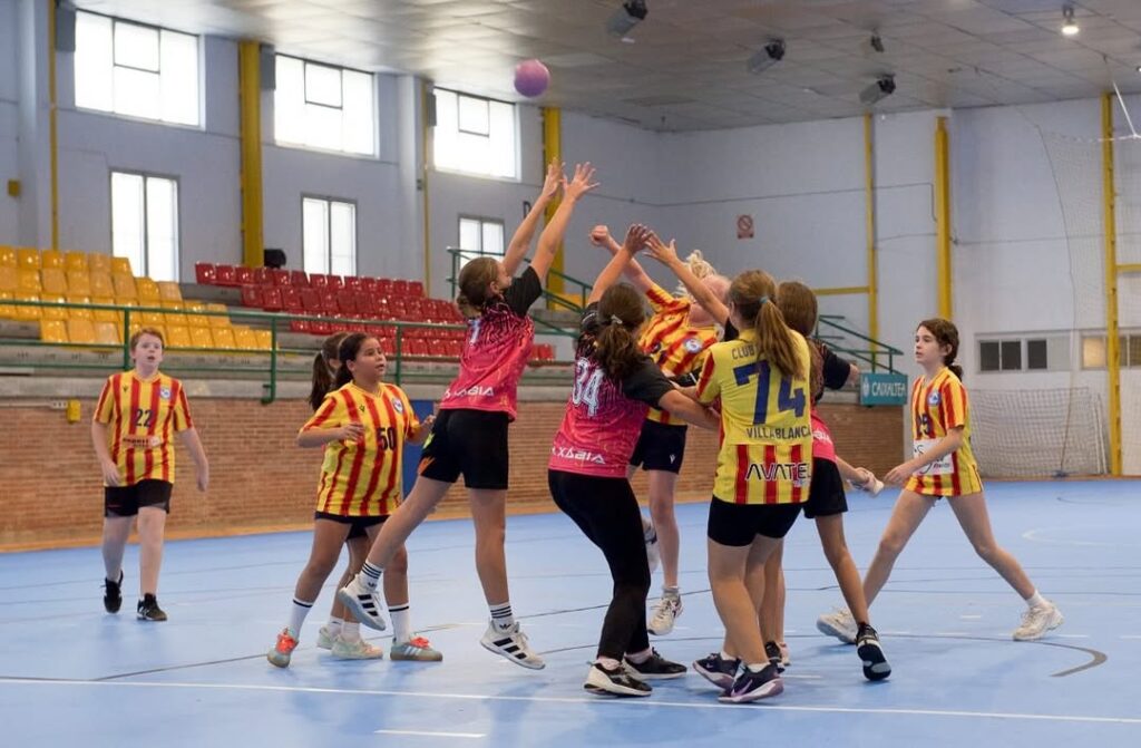 El Club Villa Blanca convida xiquets i xiquetes a provar el balonmano de forma gratuïta