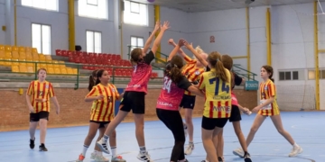 El Club Villa Blanca convida xiquets i xiquetes a provar el balonmano de forma gratuïta