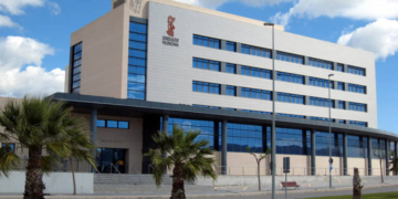 En Altea, la Fiscalia demana quasi cinc anys de presó per una dona acusada de maltractar i retenir la seua parella