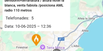 Incendi d’un vehicle a la CV-758 mobilitza més equips d’emergència a Finestrat Incendi d’un vehicle a la CV-758 mobilitza més equips d’emergència a Finestrat