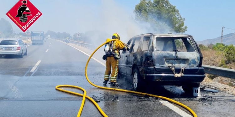 Els Bombers de Benidorm extingeixen un incendi de vehicle a l’AP-7 Els Bombers de Benidorm extingeixen un incendi de vehicle a l’AP-7