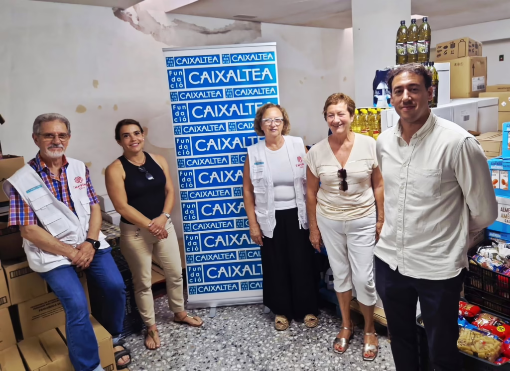 La Fundació Caixaltea dona oli a Càritas Altea per reforçar el suport a famílies vulnerables La Fundació Caixaltea dona oli a Càritas Altea per reforçar el suport a famílies vulnerables