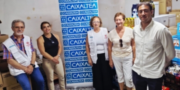 La Fundació Caixaltea dona oli a Càritas Altea per reforçar el suport a famílies vulnerables La Fundació Caixaltea dona oli a Càritas Altea per reforçar el suport a famílies vulnerables