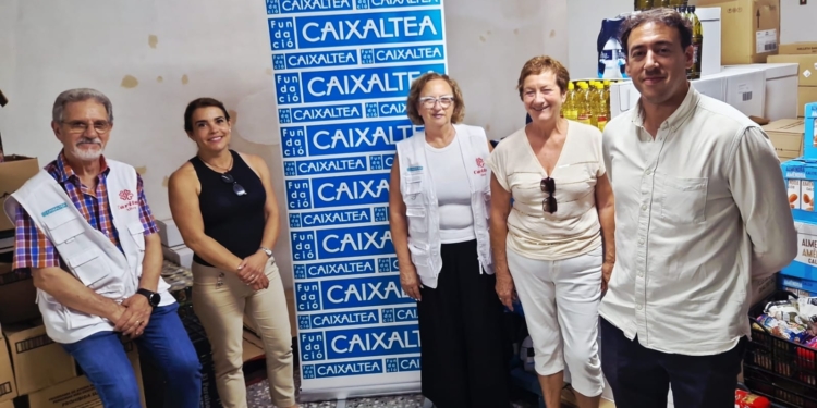 La Fundació Caixaltea dona oli a Càritas Altea per reforçar el suport a famílies vulnerables La Fundació Caixaltea dona oli a Càritas Altea per reforçar el suport a famílies vulnerables
