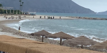 Mor de matinada un home en una platja d’Altea