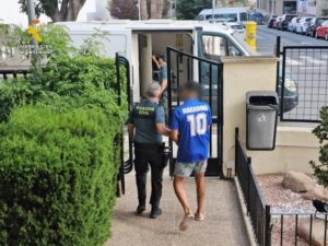 La Guàrdia Civil deté a Calp a dues persones per una desena de robatoris en vehicles al costat de la platja La Guàrdia Civil deté a Calp a dues persones per una desena de robatoris en vehicles al costat de la platja